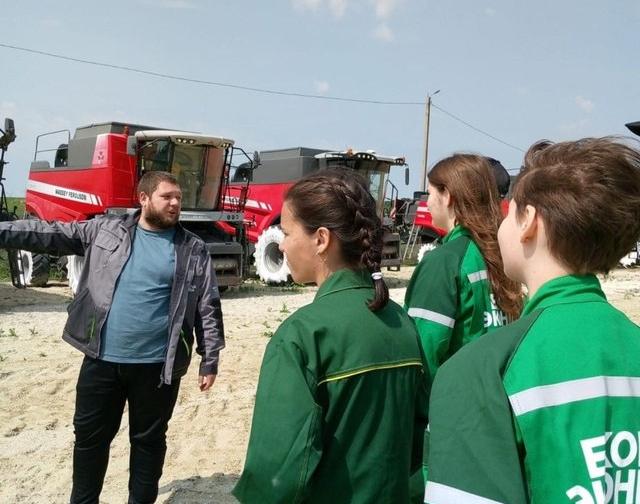 Курские школьники осваивают профессию аграриев в компании «ЭкоНива»