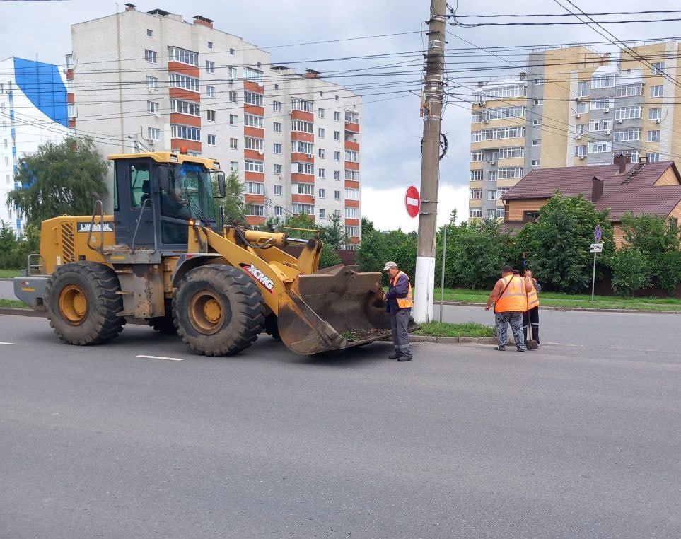 68 сотрудников и 53 единицы техники очищают улицы Курска от мусора