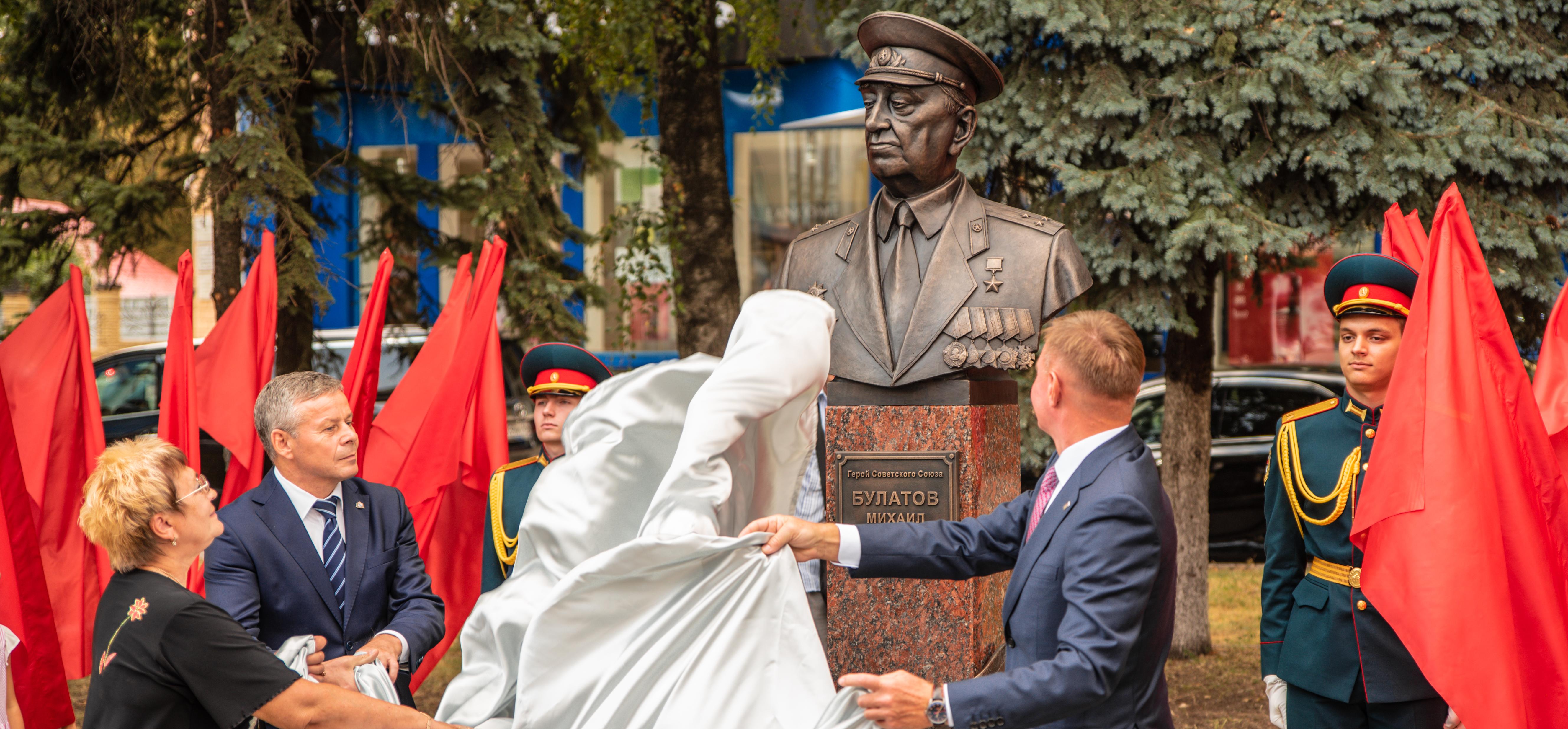 В Курске торжественно открыли памятник Михаилу Булатову